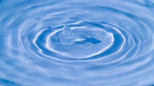 Makro kapičky vody a vlnky — Stock fotografie