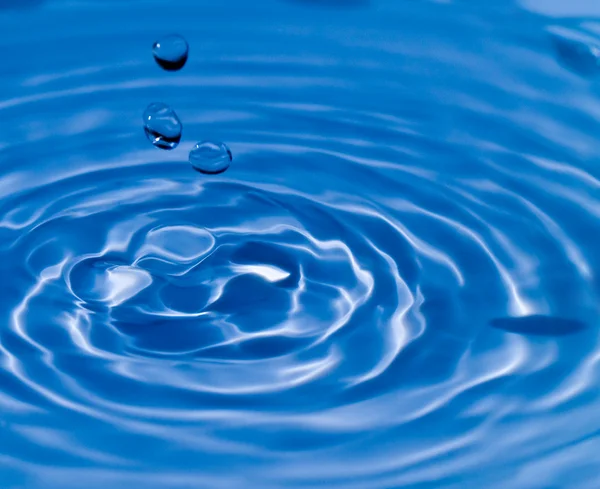 Makro en vatten droppe och ringar — Stockfoto