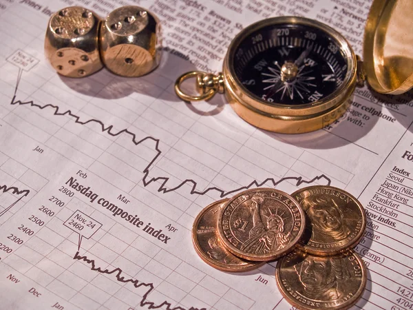 Ένα φύλλο χρηματιστηριακή αγορά με δολάρια χρυσό ζάρι και — Φωτογραφία Αρχείου