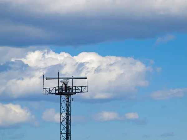 Radarové věže na letišti pro letecký provoz contro — Stock fotografie