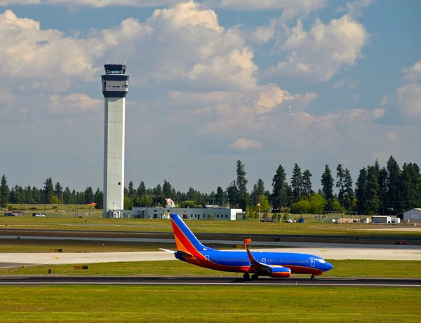 Air Traffic Control Tower and an Airplane on the — Stock Photo, Image