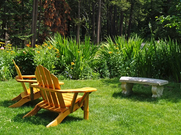 Sillas vacías Adirondack en un parque verde — Foto de Stock