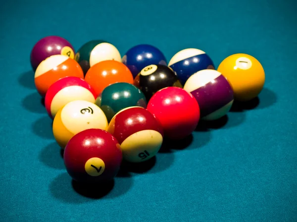 Більярдні м'ячі на зеленому більярдному столі — стокове фото
