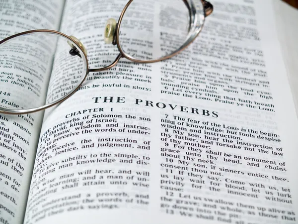 La Biblia abrió al Libro de los Proverbios con Gafas —  Fotos de Stock