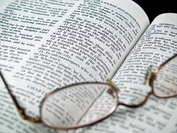 Bible otevřela knihu přísloví s brýlemi — Stock fotografie