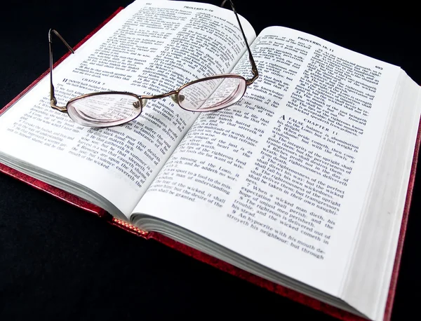 箴言の本を開いた聖書 — ストック写真