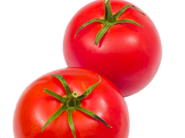 Два красных спелых помидора, изолированных о белый — стоковое фото