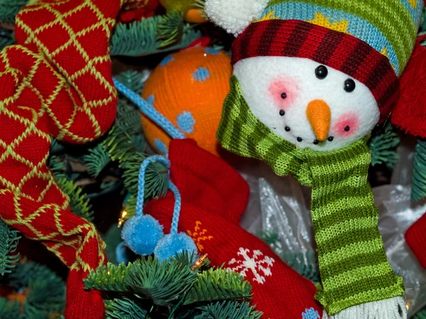 Χριστουγεννιάτικο δέντρο, διακοπές χιονάνθρωπος στολίδια που κρέμεται από ένα δέντρο — Φωτογραφία Αρχείου