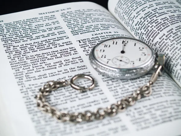 Bible se otevřela Matoušovi 24: 36 s kapesními hodinkami — Stock fotografie