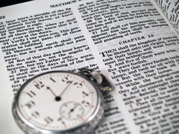 A Bíblia abriu a Mateus 24: 36 com um relógio de bolso — Fotografia de Stock