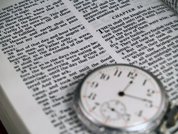 Biblia otworzyła się na Mateusza 24: 36 z zegarkiem kieszonkowym — Zdjęcie stockowe