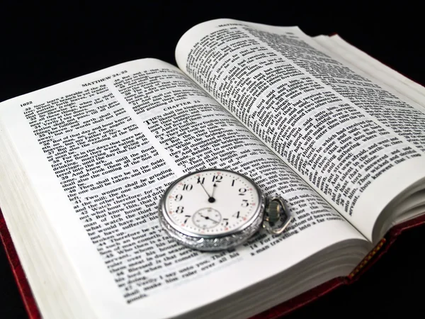 La Biblia abrió a Mateo 24: 36 con un reloj de bolsillo — Foto de Stock