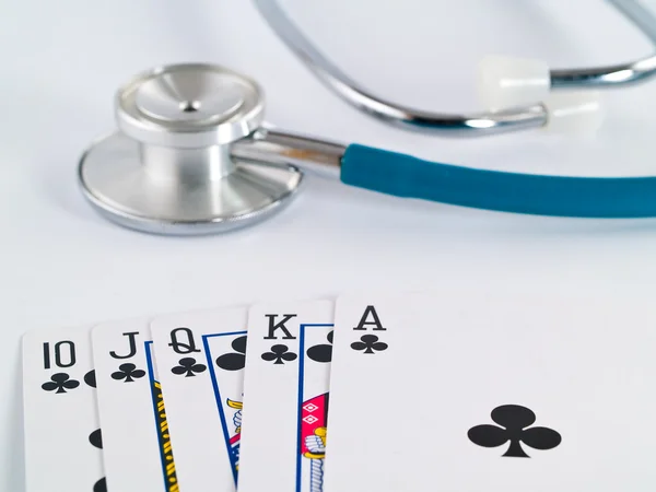 Stethoskop und Spielkarten als Glücksspiel mit Ihrem Gesundheitskonzept — Stockfoto