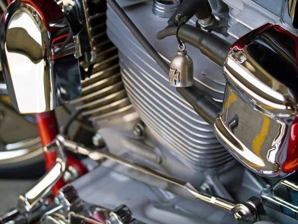 Стаціонарні деталі мотоцикла, взяті при паркуванні під обкладинкою — стокове фото