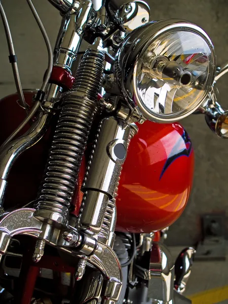 Dettagli del motociclo stazionario presi quando parcheggiato sotto copertura — Foto Stock