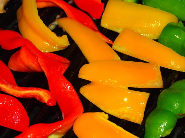 Čerstvé grilované papriky a cibule na grilování — Stock fotografie