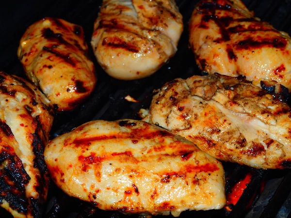 Vers gegrilde kip borsten op de barbecue — Stockfoto