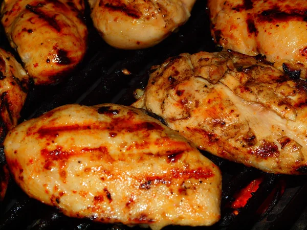 Poitrines de poulet grillées fraîches sur le barbecue — Photo