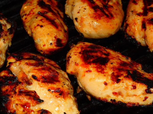 Frisch gegrillte Hühnerbrüste auf dem Grill — Stockfoto