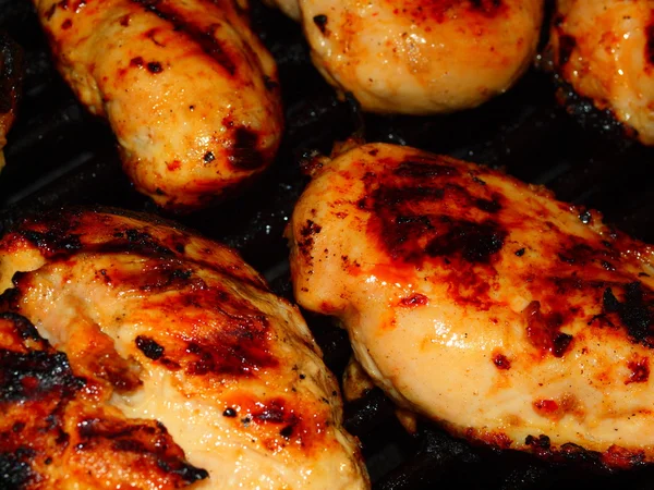 Seios de frango grelhado fresco no churrasco — Fotografia de Stock