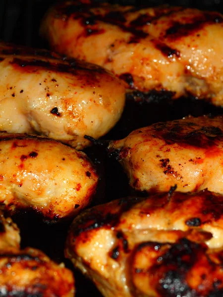 Frisch gegrillte Hühnerbrüste auf dem Grill — Stockfoto