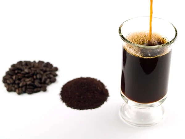 Kawa w ziarnach fusy i filiżankę kawy parzonej — Zdjęcie stockowe