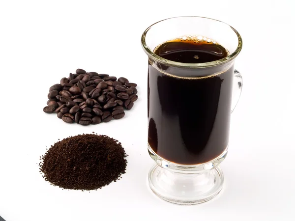 Kawa w ziarnach fusy i filiżankę kawy parzonej — Zdjęcie stockowe