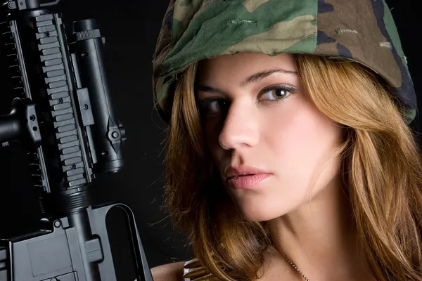 Армейская девушка — стоковое фото