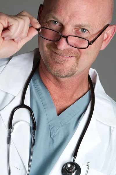Gözlük takan doktor — Stok fotoğraf