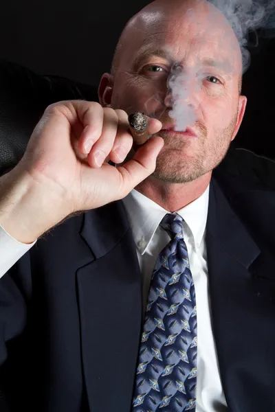 Άνθρωπος κάπνισμα πούρων — Φωτογραφία Αρχείου