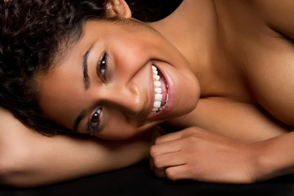 Zwarte vrouw lachen — Stockfoto