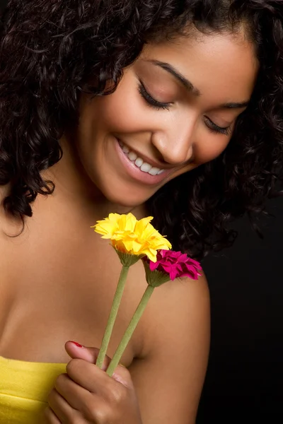 Mulher segurando flores — Fotografia de Stock