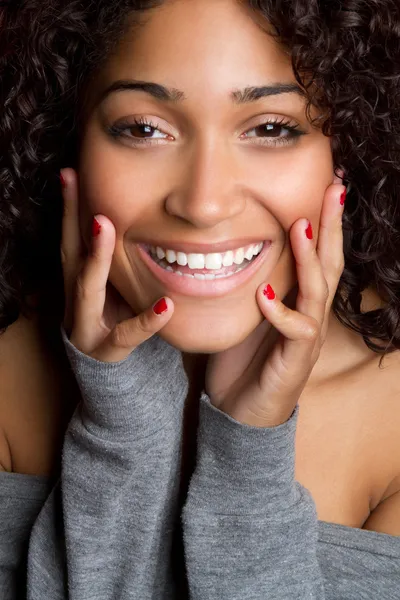 Gülümseyen Afrikalı Amerikalı Kadın — Stok fotoğraf