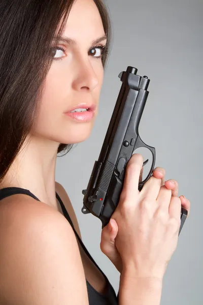 Vrouw bedrijf pistool — Stockfoto