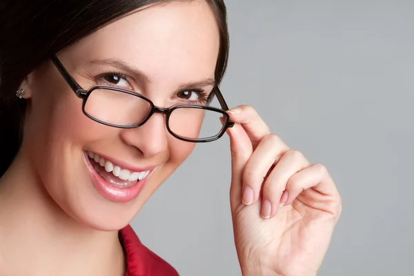 Glad kvinna som bär glasögon — Stockfoto
