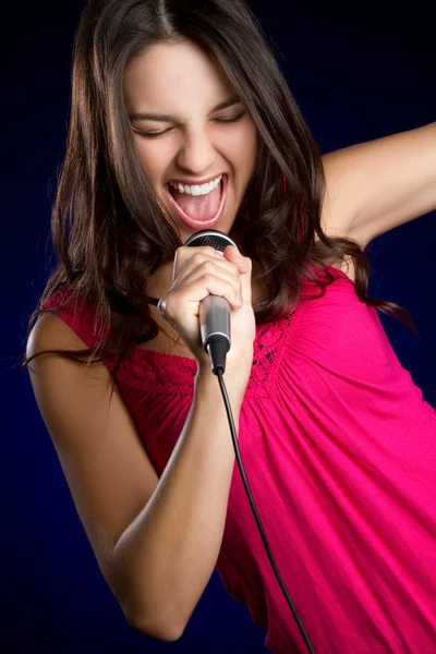 Zingen tiener meisje — Stockfoto