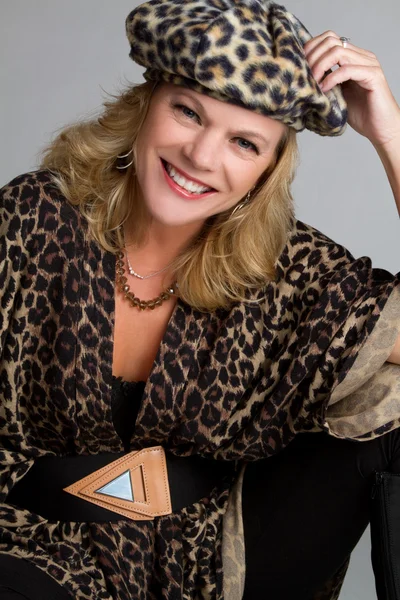 Frau mit Leopardenmuster — Stockfoto