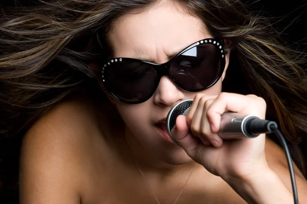 Nő énekel — Stock Fotó