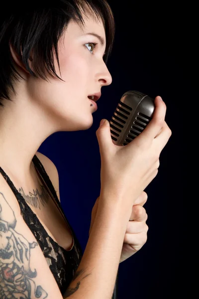 노래하는 소녀 — 스톡 사진
