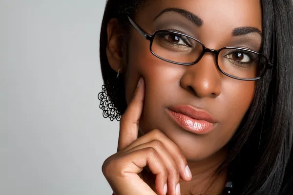 Мыслительная чернокожая женщина — стоковое фото