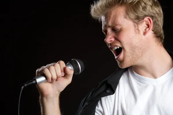 Mężczyzna wokalistka karaoke — Zdjęcie stockowe