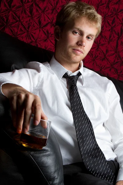 Uomo che beve alcol — Foto Stock