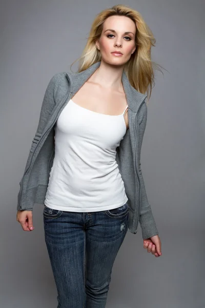 Жінка светр джинси — стокове фото