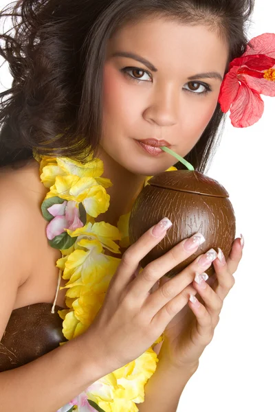 Тропическая женщина пьет — стоковое фото