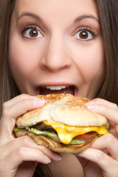 Kvinna äta hamburgare — Stockfoto
