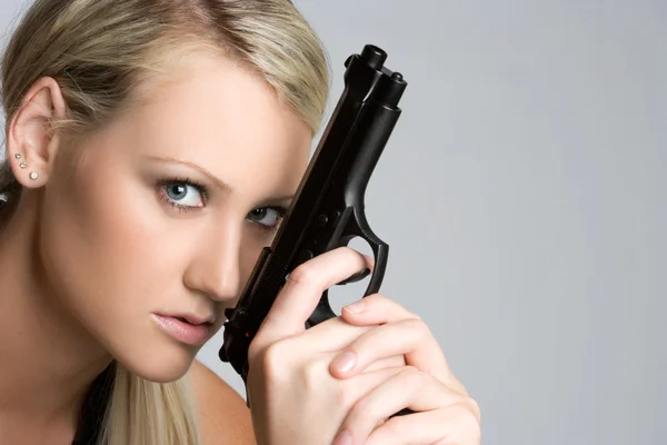 Жінка тримає пістолет — стокове фото
