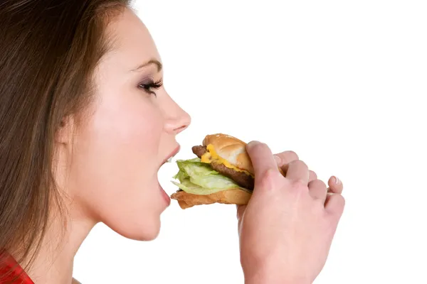 햄버거를 먹는 여자 — 스톡 사진