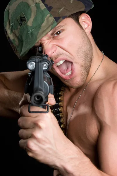 Солдат, держа пистолет — стоковое фото