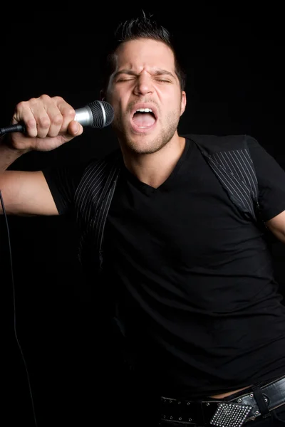 Muž zpívat karaoke — Stock fotografie