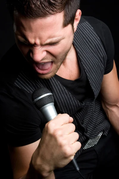 Mikrofon éneklő ember — Stock Fotó